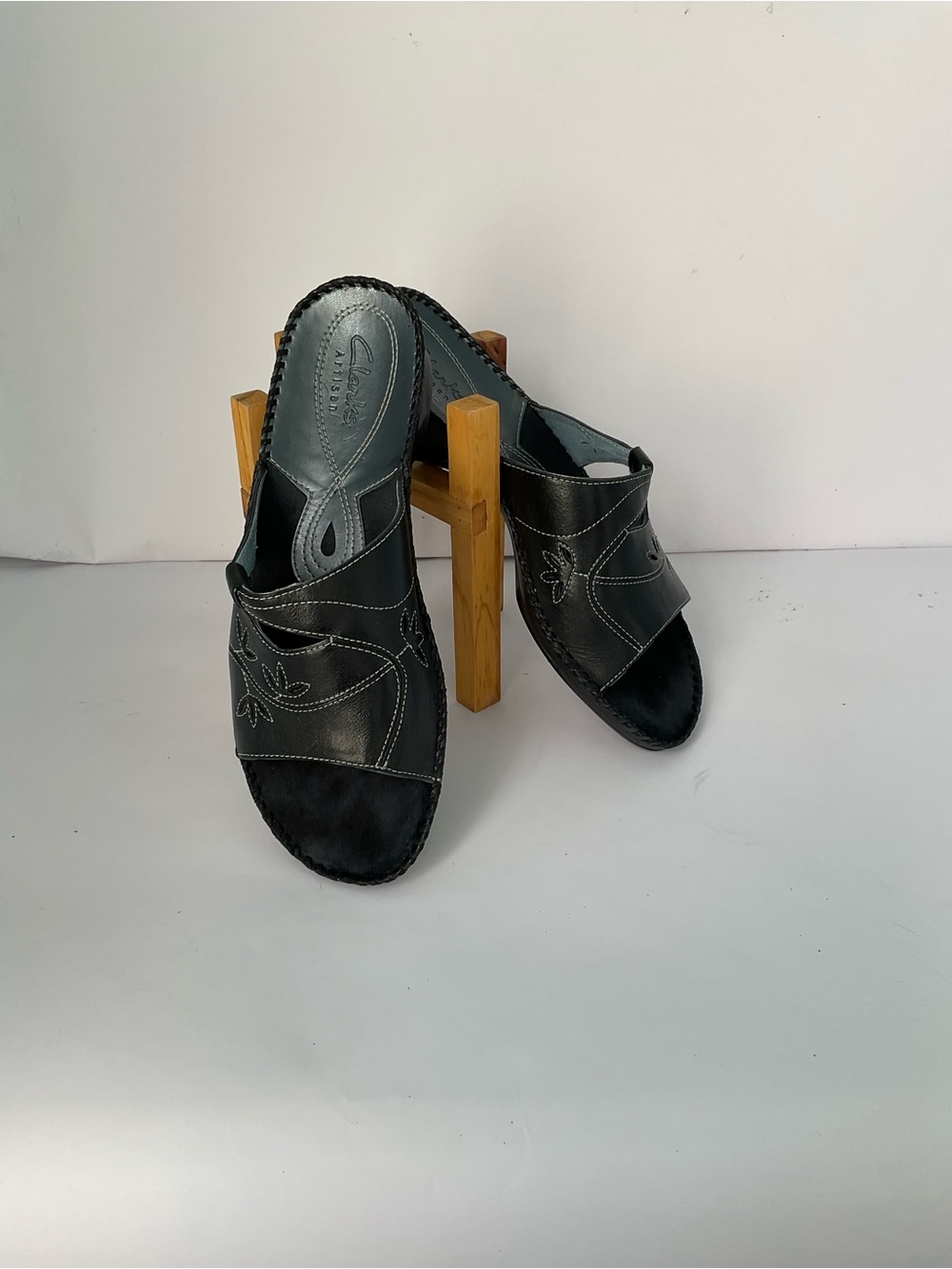 Clark Artisan Black Leather Slide Sandal with Contrast Stitching